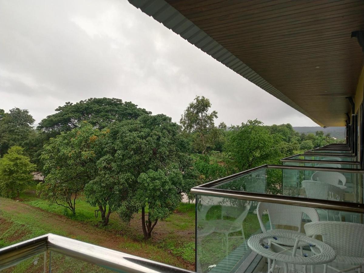 Paramount Riverfront Resort & Spa, Karjat Luaran gambar